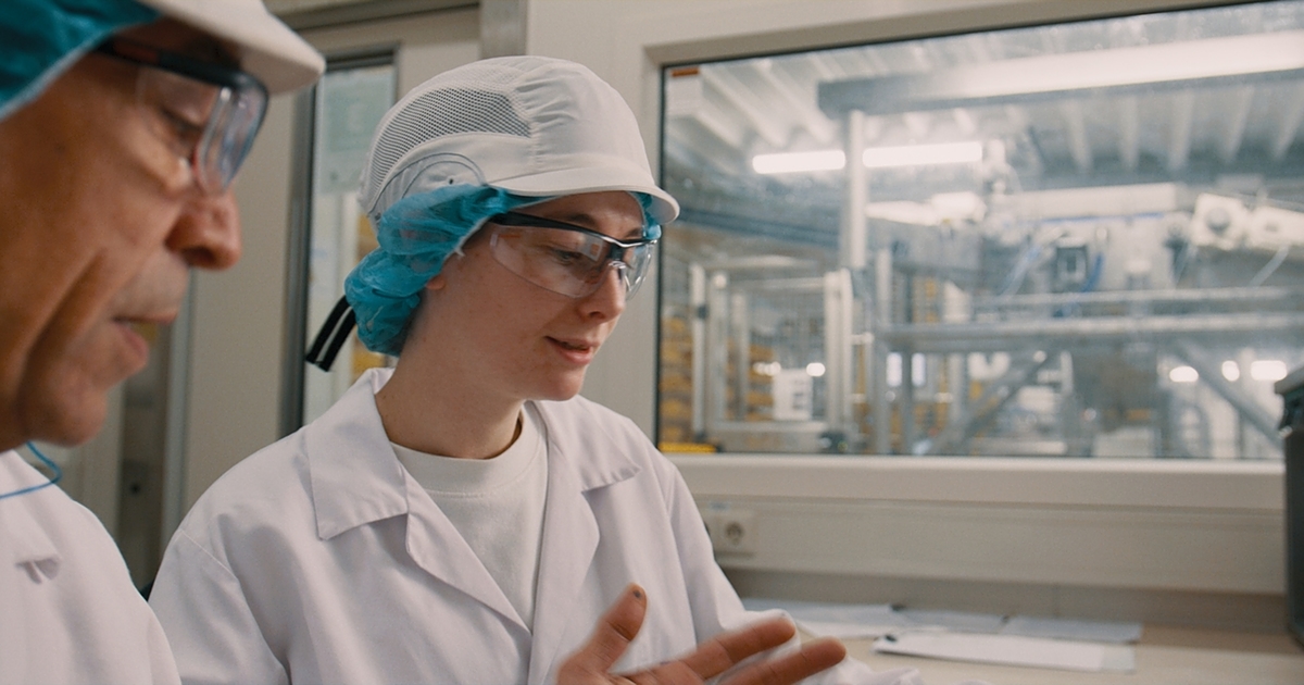 Collega Danja in de fabriek