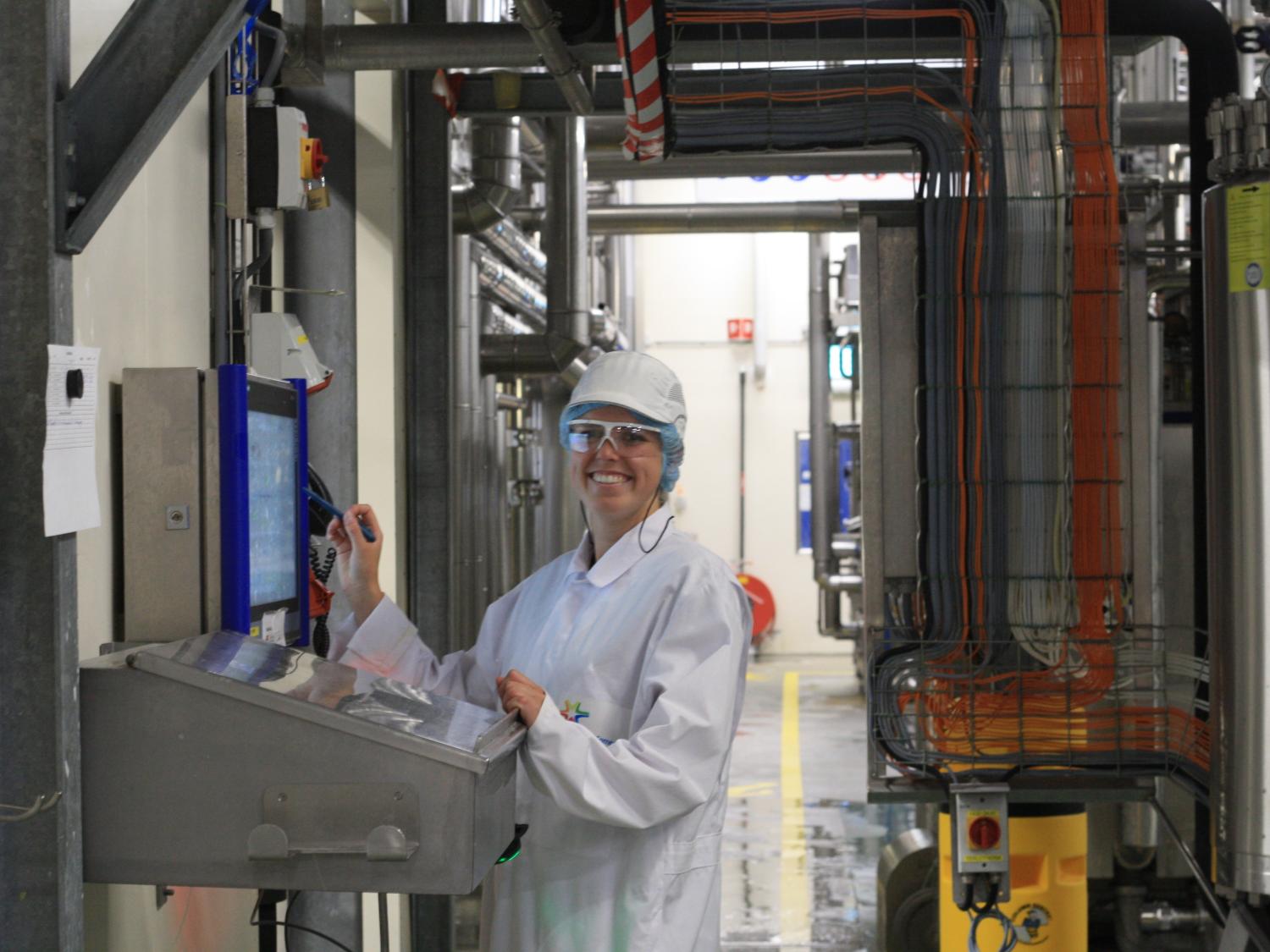 Collega Anniek aan het werk in de fabriek van Nuenen