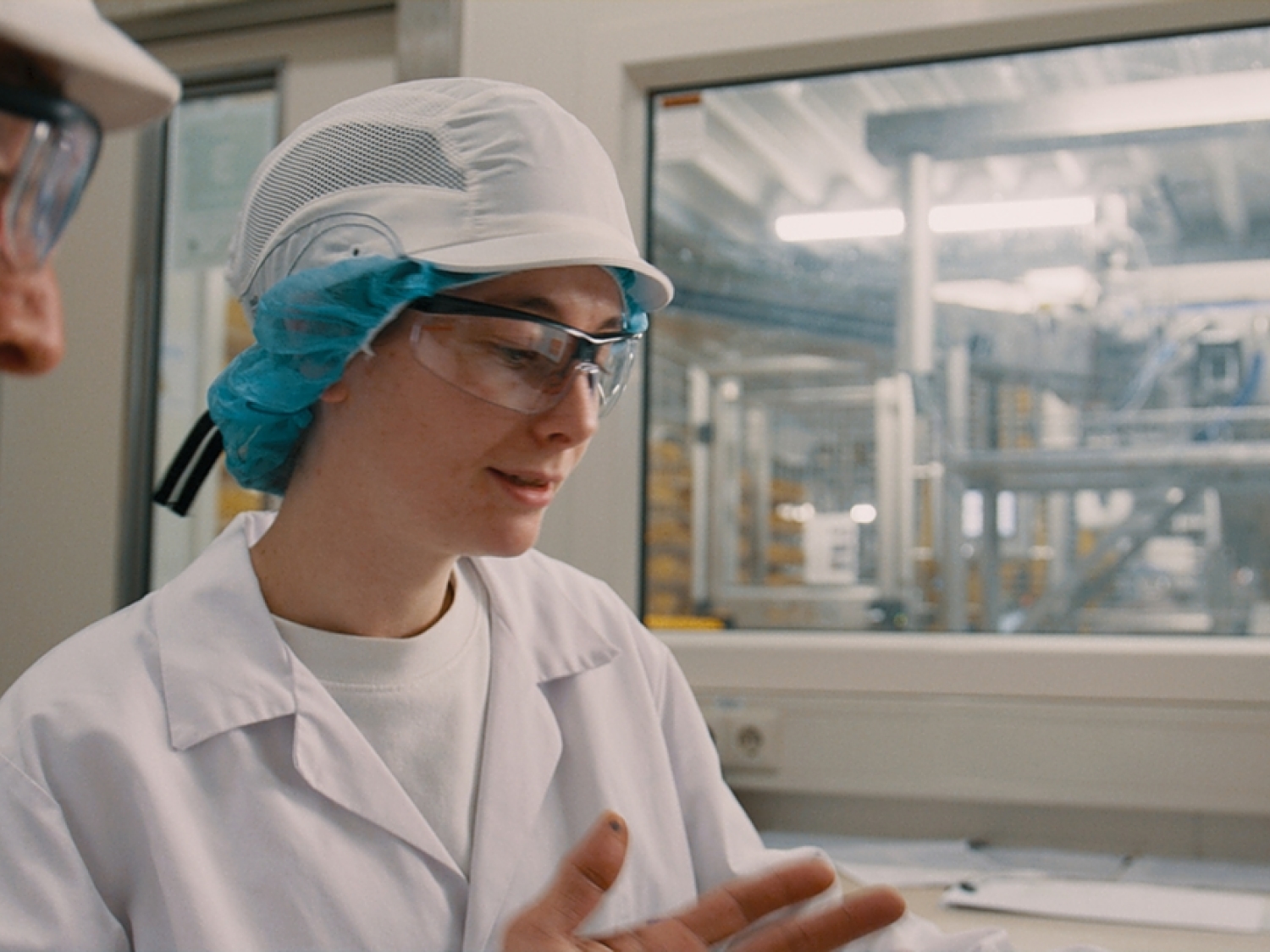 Collega Danja in de fabriek