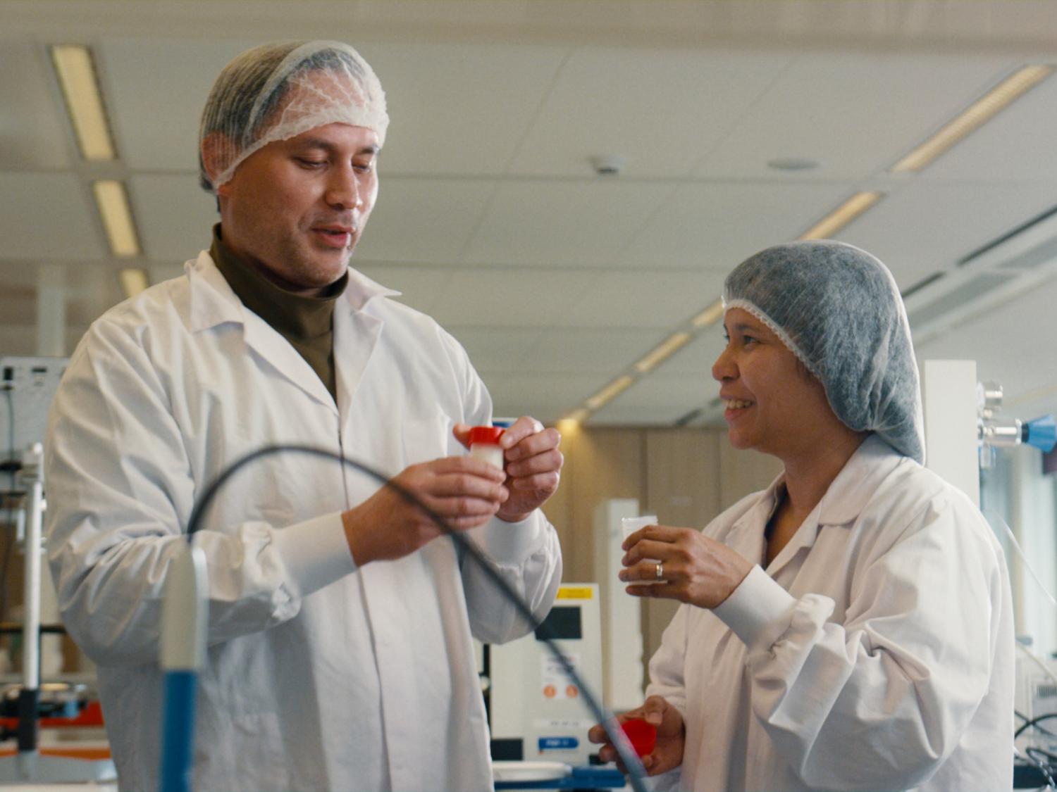 Herda in the lab with collaegue 