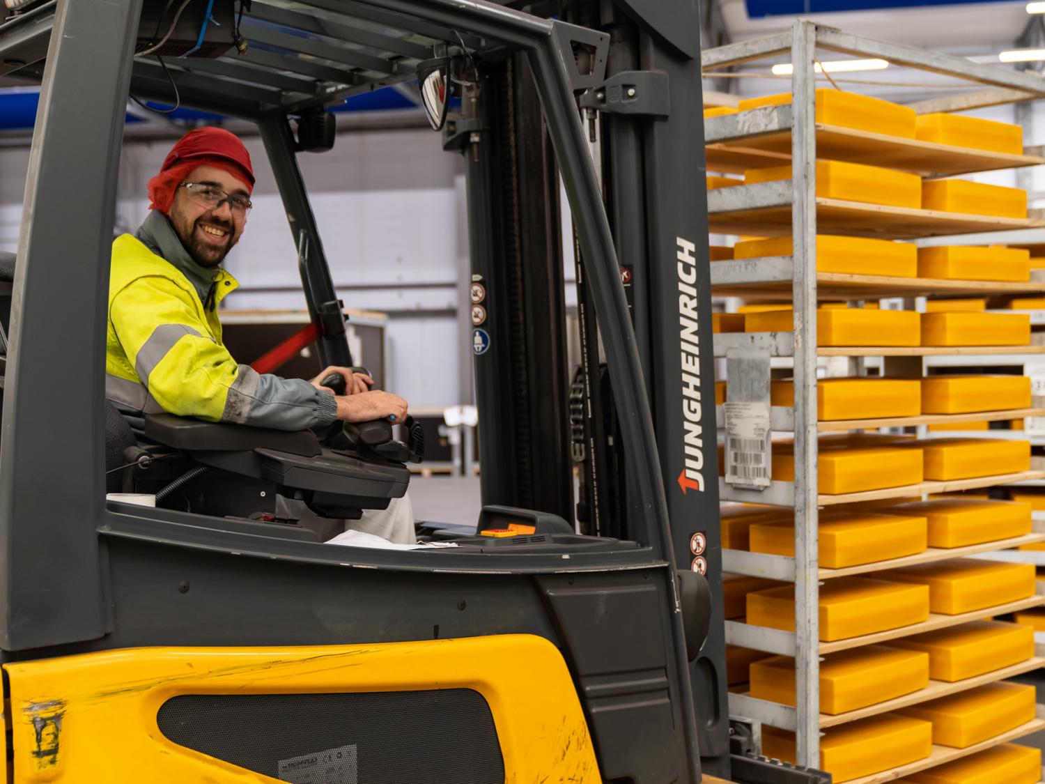 Collega op Heftruck met kazen